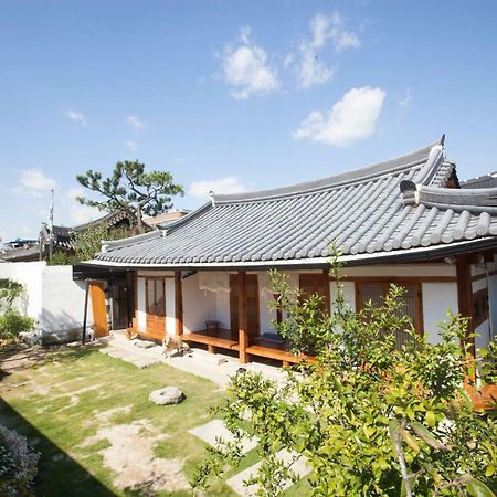 Ohnewwall Guesthouse Jeonju Buitenkant foto