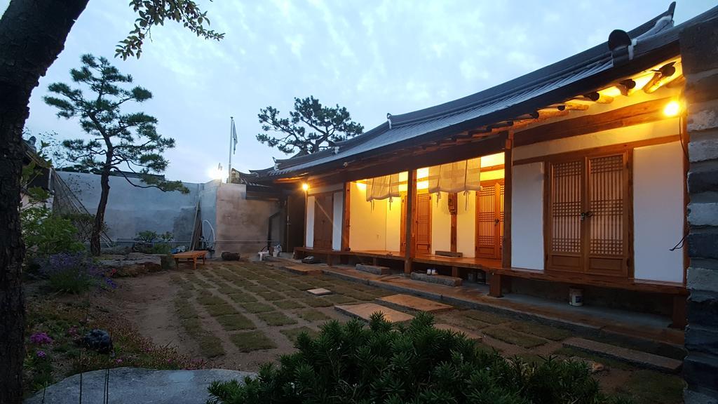Ohnewwall Guesthouse Jeonju Buitenkant foto