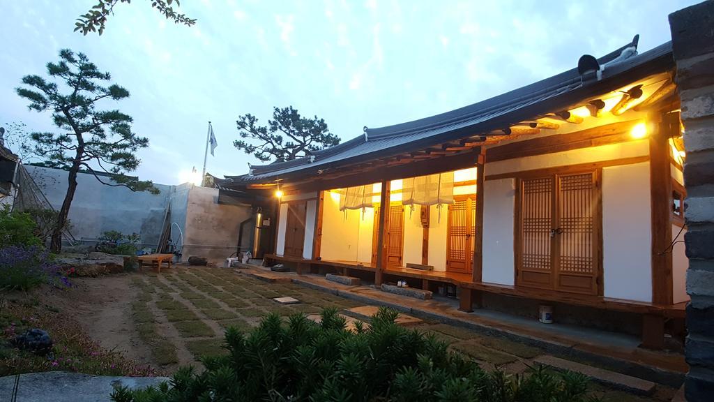 Ohnewwall Guesthouse Jeonju Buitenkant foto