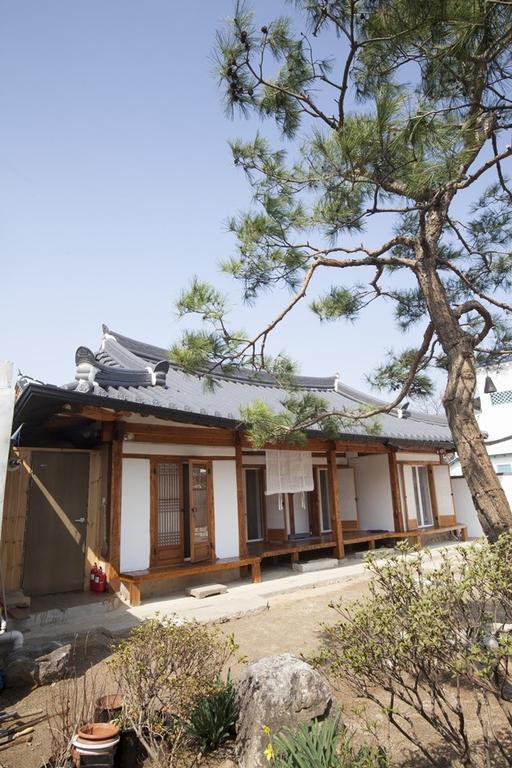Ohnewwall Guesthouse Jeonju Buitenkant foto