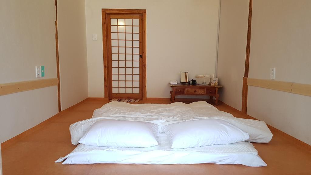 Ohnewwall Guesthouse Jeonju Buitenkant foto