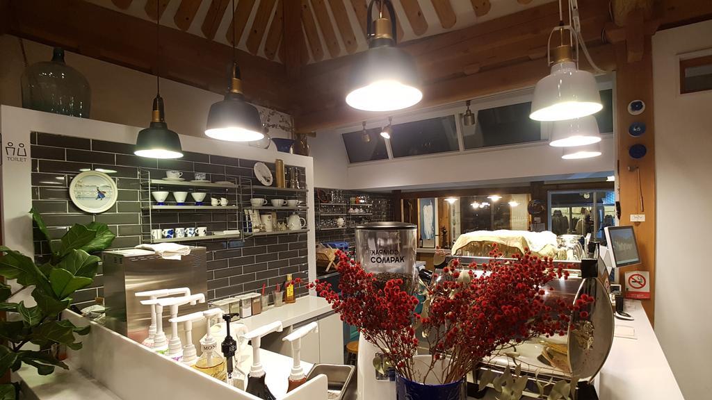 Ohnewwall Guesthouse Jeonju Buitenkant foto