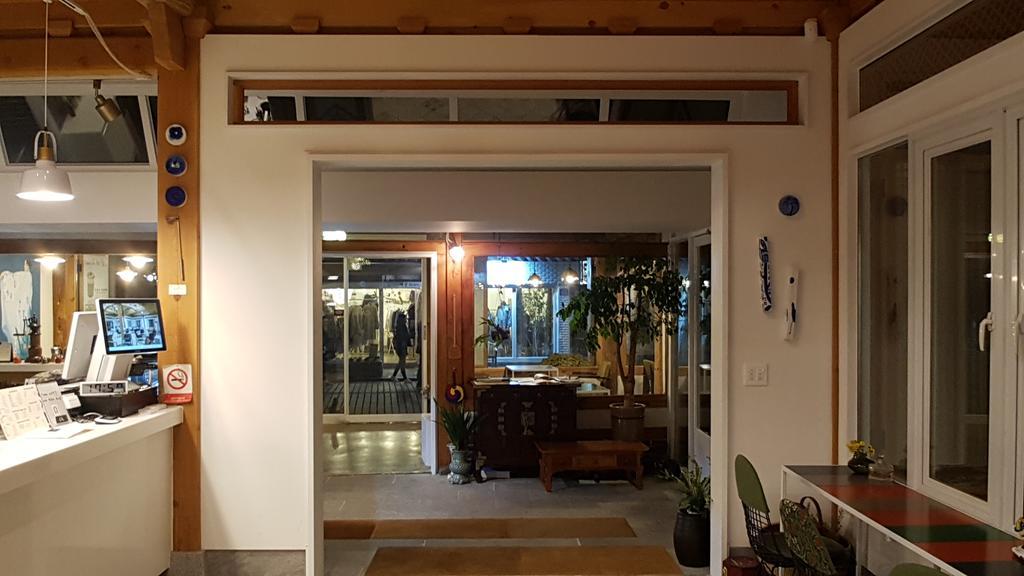 Ohnewwall Guesthouse Jeonju Buitenkant foto