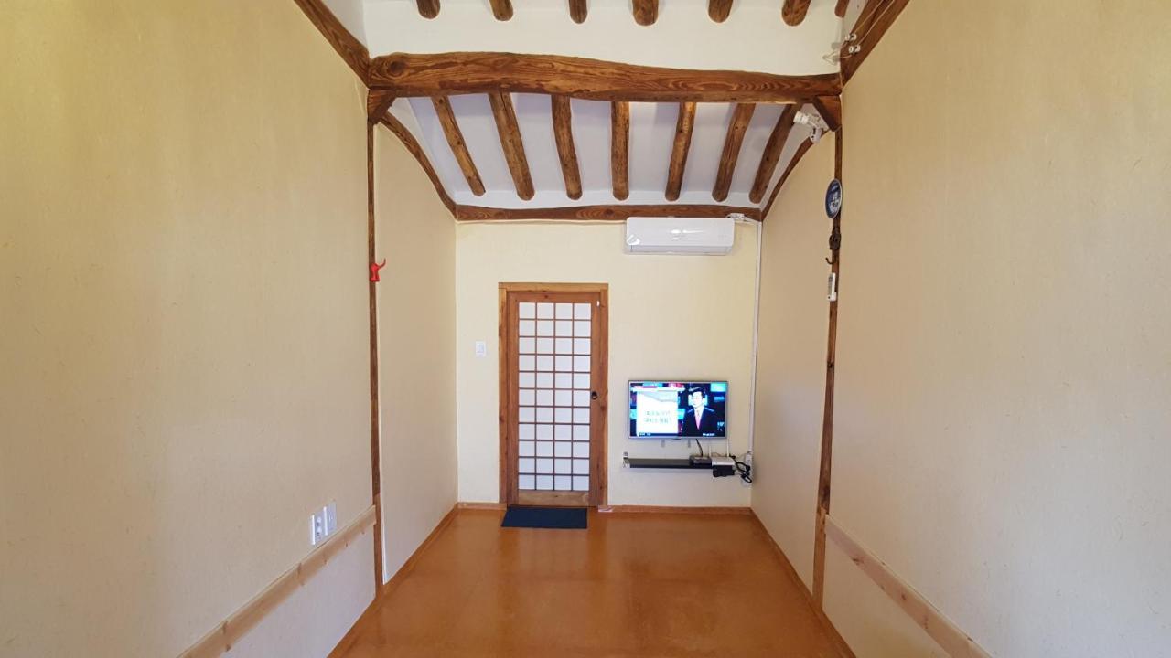 Ohnewwall Guesthouse Jeonju Buitenkant foto