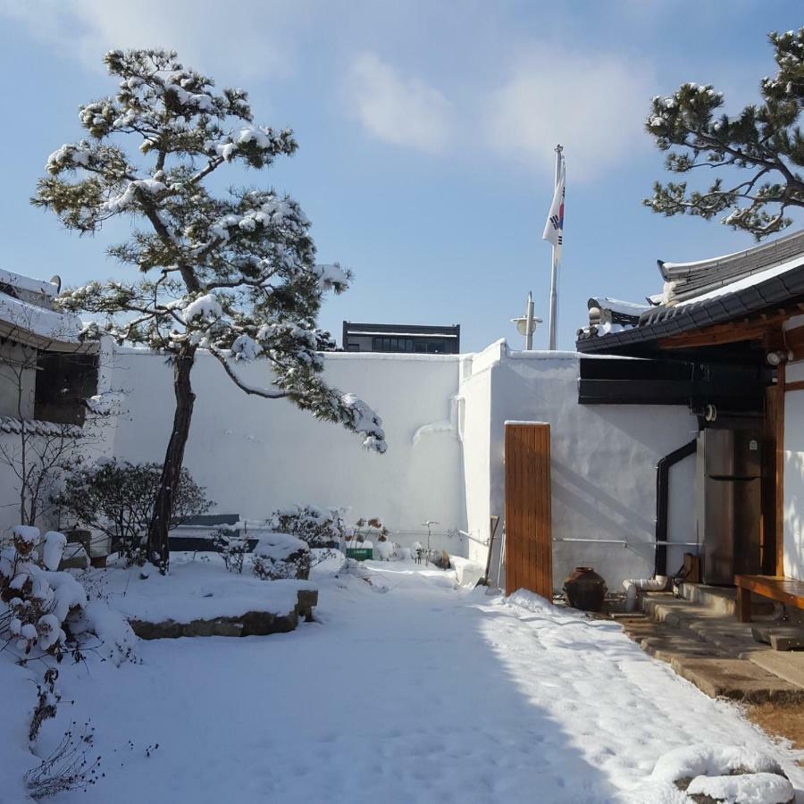 Ohnewwall Guesthouse Jeonju Buitenkant foto