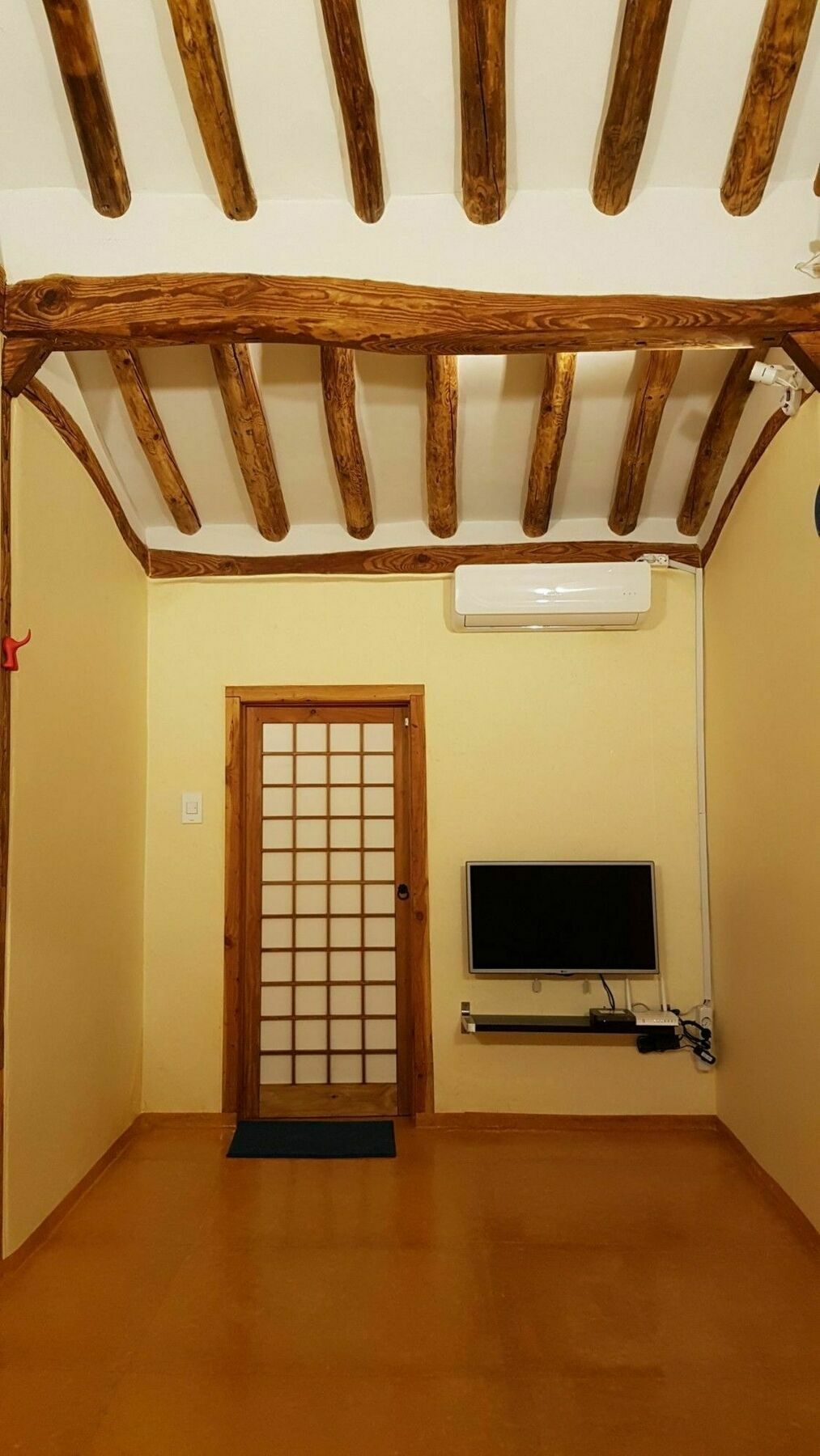 Ohnewwall Guesthouse Jeonju Buitenkant foto
